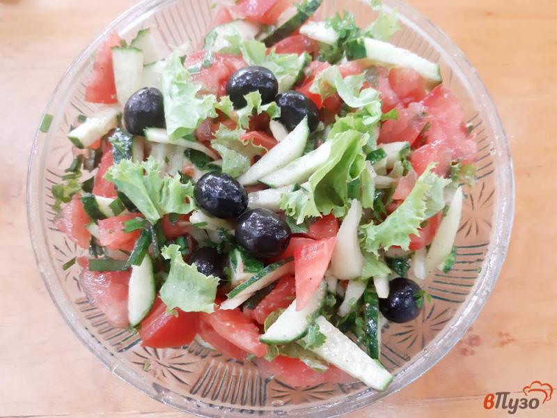 Фото приготовление рецепта: Салат овощной с маслинами шаг №8