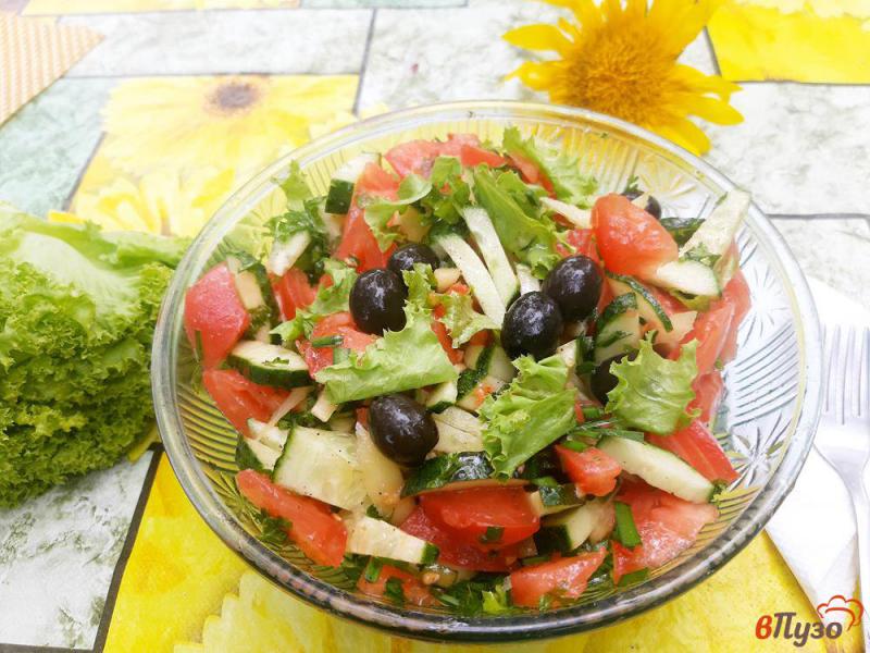 Фото приготовление рецепта: Салат овощной с маслинами шаг №9
