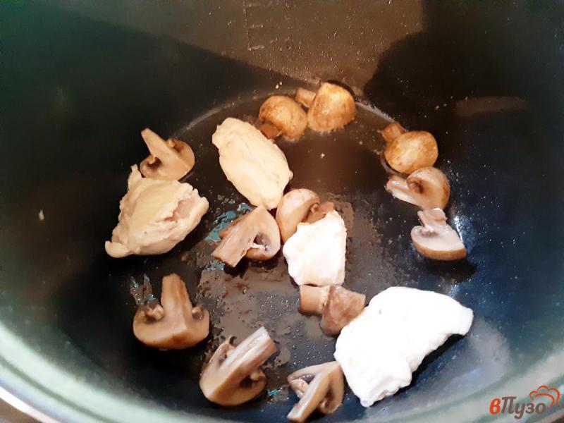 Фото приготовление рецепта: Овощи тушеные с куриным филе и грибами шаг №8