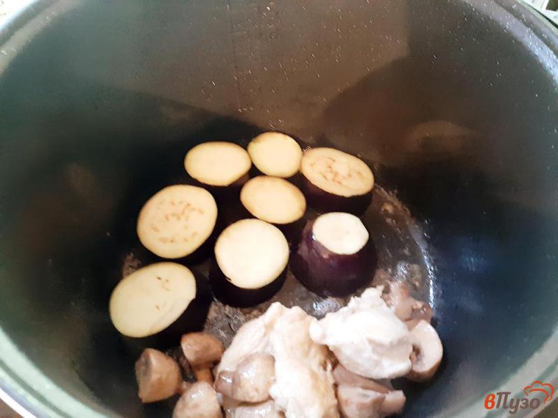 Фото приготовление рецепта: Овощи тушеные с куриным филе и грибами шаг №9