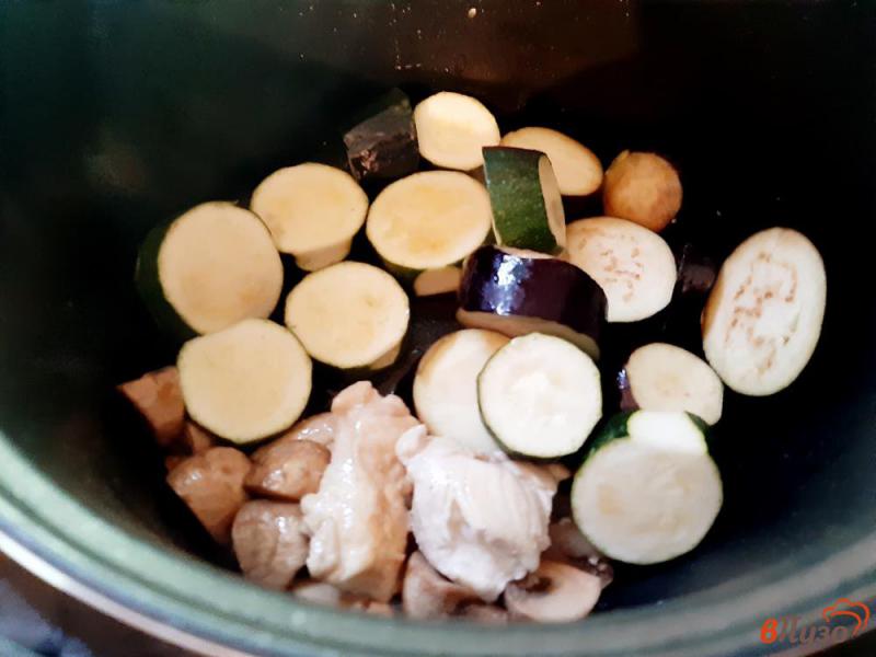 Фото приготовление рецепта: Овощи тушеные с куриным филе и грибами шаг №10