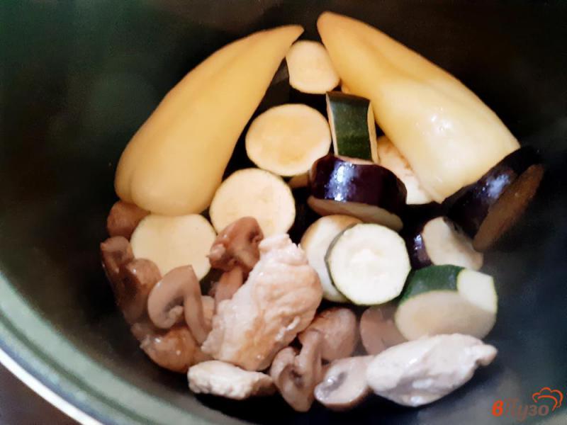 Фото приготовление рецепта: Овощи тушеные с куриным филе и грибами шаг №11