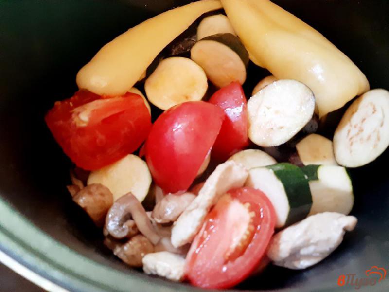 Фото приготовление рецепта: Овощи тушеные с куриным филе и грибами шаг №12