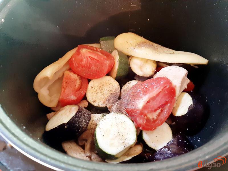 Фото приготовление рецепта: Овощи тушеные с куриным филе и грибами шаг №13
