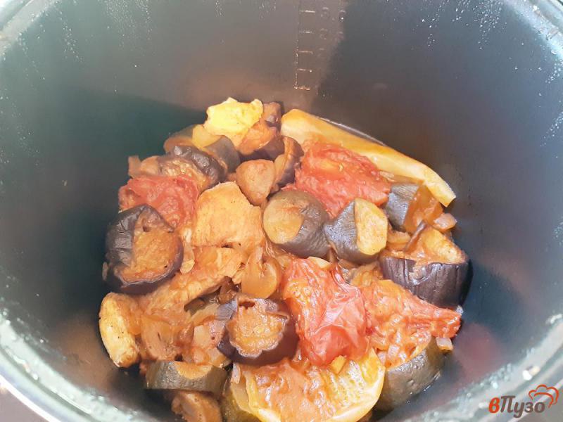 Фото приготовление рецепта: Овощи тушеные с куриным филе и грибами шаг №16