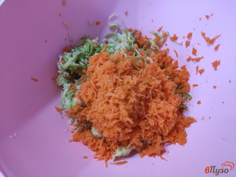 Фото приготовление рецепта: Оладьи из кабачков с морковью без муки шаг №2