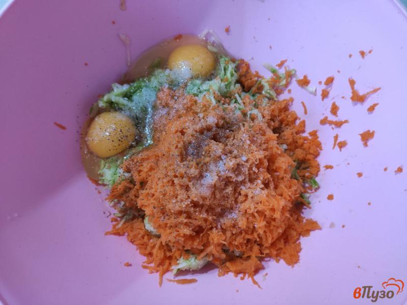 Фото приготовление рецепта: Оладьи из кабачков с морковью без муки шаг №3