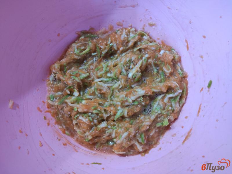 Фото приготовление рецепта: Оладьи из кабачков с морковью без муки шаг №4