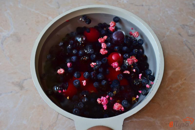 Фото приготовление рецепта: Сливовый компот с ягодами шаг №4