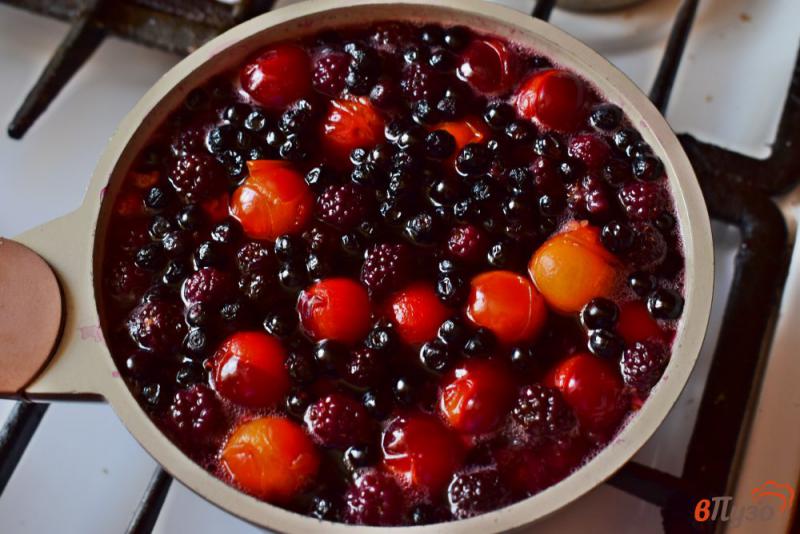 Фото приготовление рецепта: Сливовый компот с ягодами шаг №5
