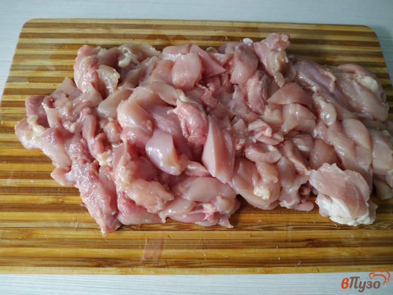 Фото приготовление рецепта: Колбаса куриная с салом шаг №2
