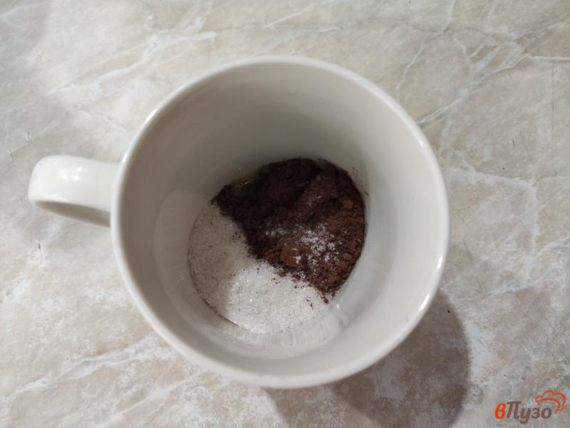 Фото приготовление рецепта: Шоколадный кекс на кефире в кружке шаг №2