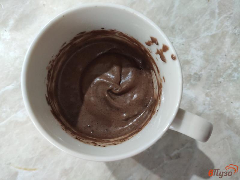 Фото приготовление рецепта: Шоколадный кекс на кефире в кружке шаг №4