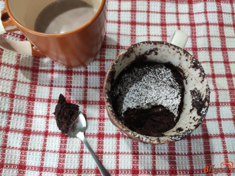 Фото приготовление рецепта: Шоколадный кекс на кефире в кружке шаг №6