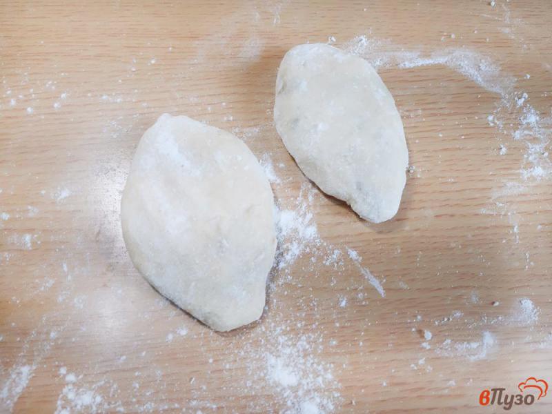 Фото приготовление рецепта: Пирожки на кефире и соде с клубникой шаг №7