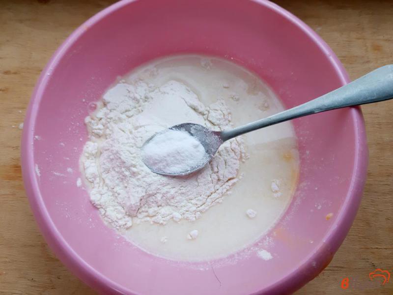 Фото приготовление рецепта: Пирожки на кефире и соде с клубникой шаг №2