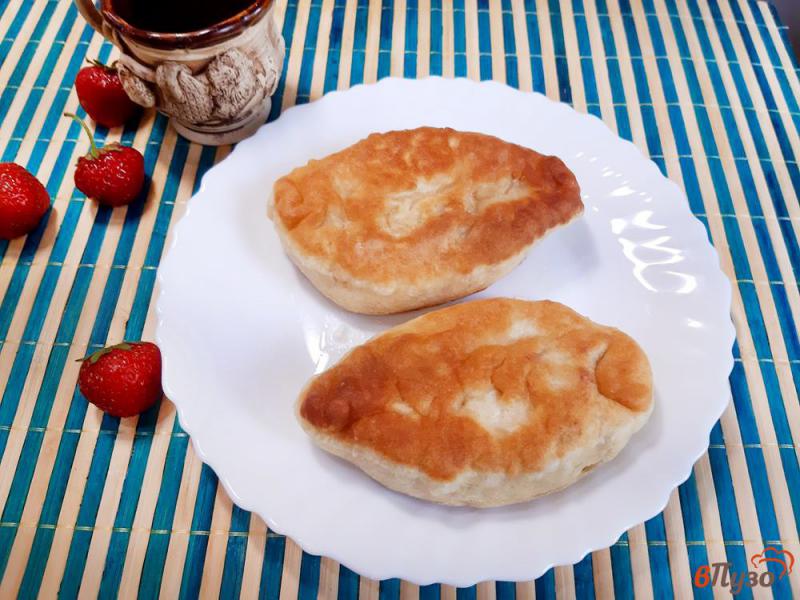 Фото приготовление рецепта: Пирожки на кефире и соде с клубникой шаг №10