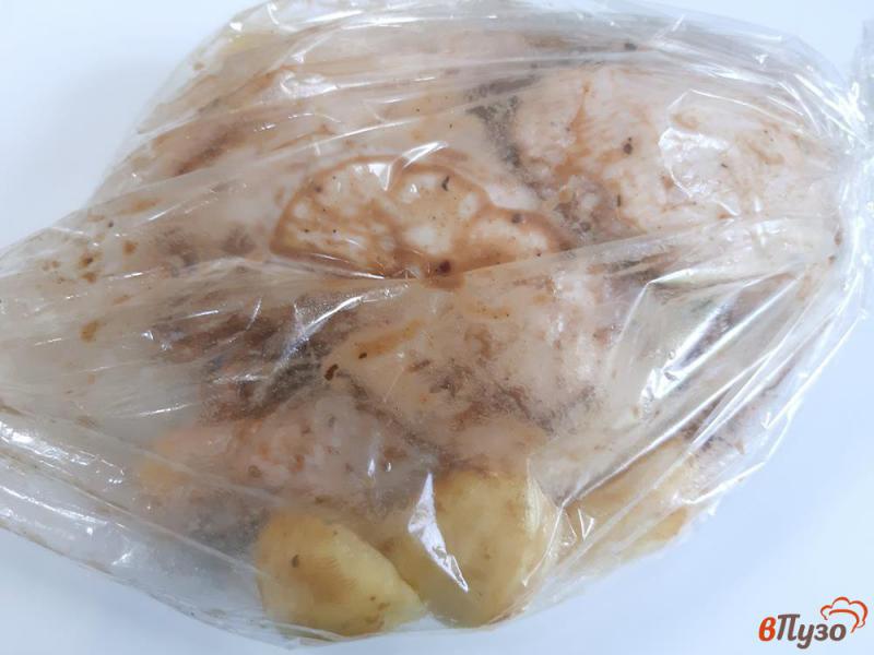 Фото приготовление рецепта: Курица с картошкой в духовке шаг №6