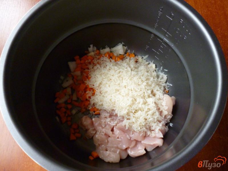 Фото приготовление рецепта: Рис с курицей в мультиварке-скороварке шаг №4