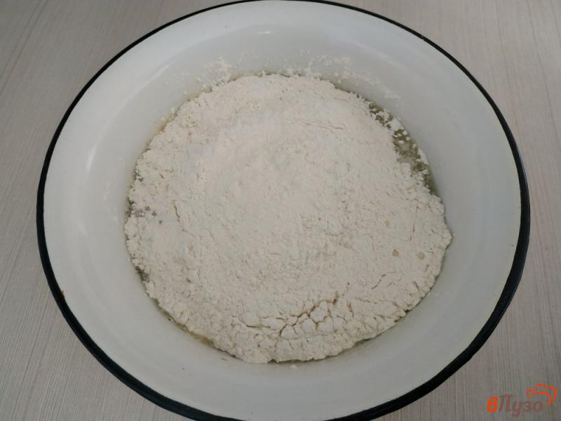 Фото приготовление рецепта: Лепешки на сыворотке жареные на сковороде шаг №4