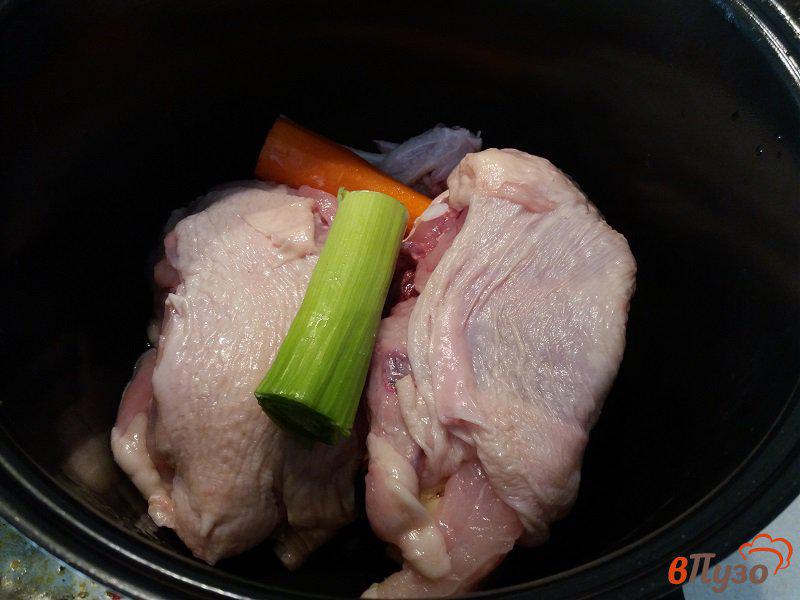 Фото приготовление рецепта: Бульон из домашней курицы шаг №2