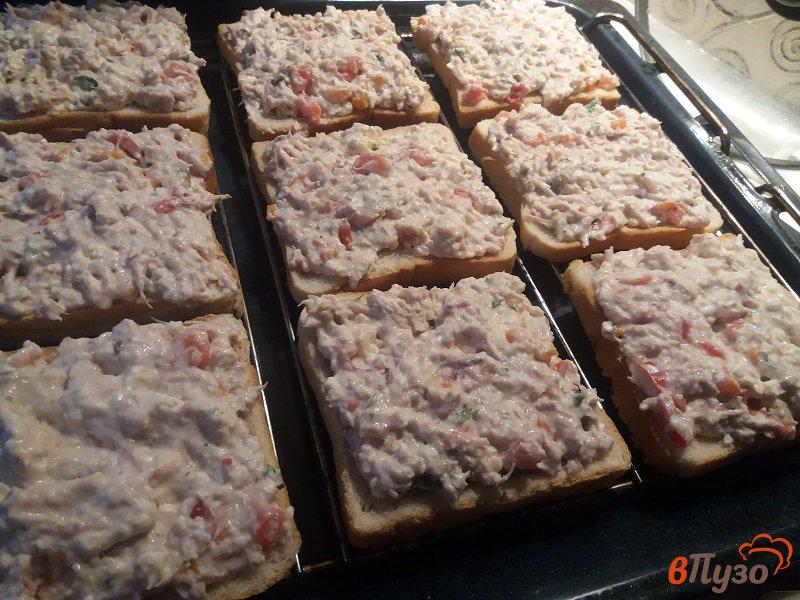 Фото приготовление рецепта: Горячие бутерброды с отварной курицей и плавленым сыром шаг №10