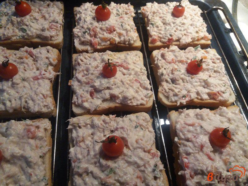 Фото приготовление рецепта: Горячие бутерброды с отварной курицей и плавленым сыром шаг №11