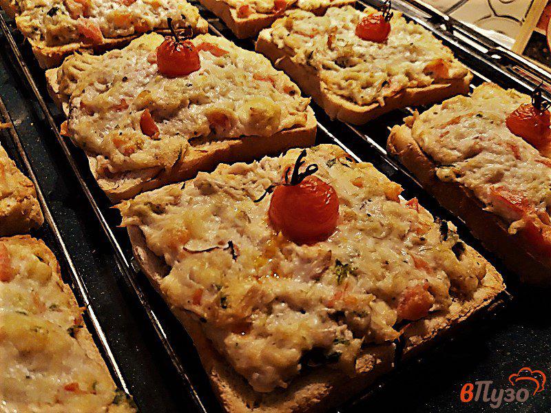 Фото приготовление рецепта: Горячие бутерброды с отварной курицей и плавленым сыром шаг №12