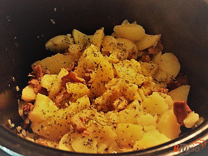 Фото приготовление рецепта: Запеченный молодой картофель с лесными грибами в мультиварке шаг №10