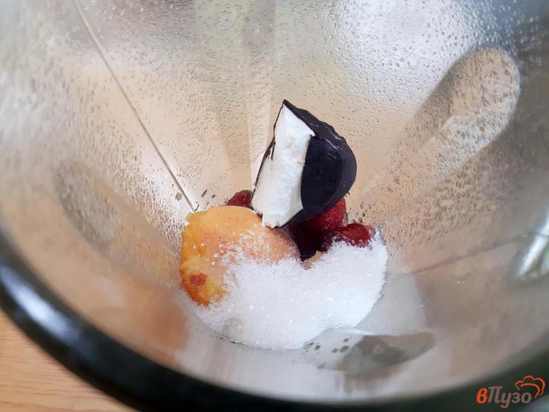 Фото приготовление рецепта: Смузи с персиком и клубникой шаг №3