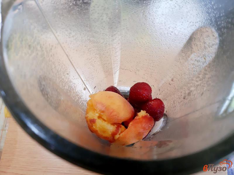 Фото приготовление рецепта: Смузи с персиком и клубникой шаг №2