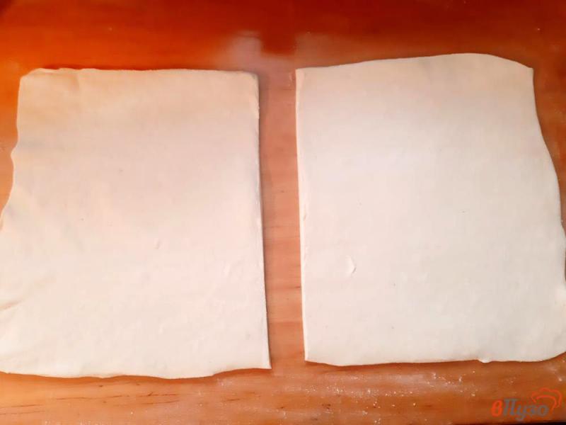 Фото приготовление рецепта: Слоеные пирожки со сливами шаг №4