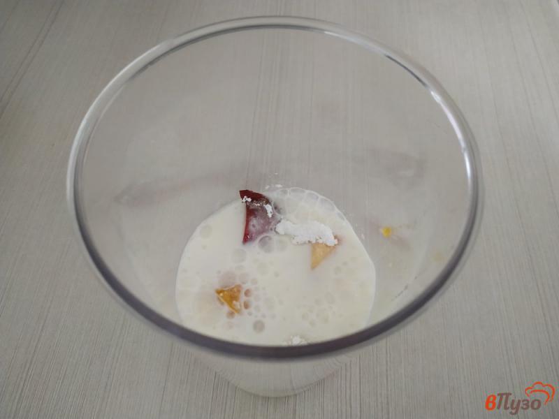 Фото приготовление рецепта: Смузи персиковый на кефире шаг №3