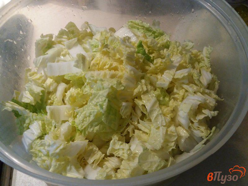 Фото приготовление рецепта: Салат из крабовых палочек с пекинской капустой шаг №2