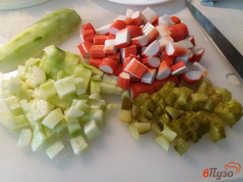 Фото приготовление рецепта: Салат из крабовых палочек с пекинской капустой шаг №4