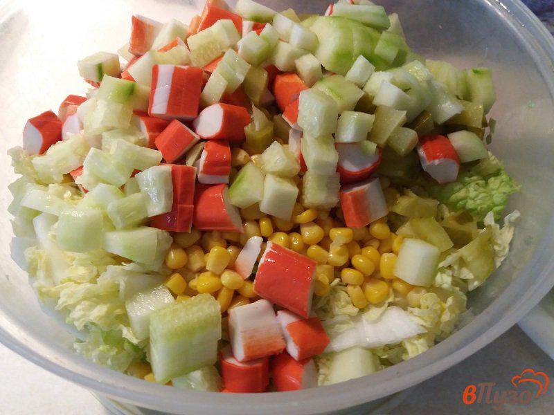 Фото приготовление рецепта: Салат из крабовых палочек с пекинской капустой шаг №5