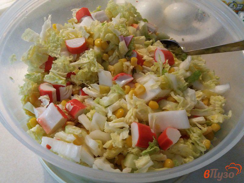 Фото приготовление рецепта: Салат из крабовых палочек с пекинской капустой шаг №6