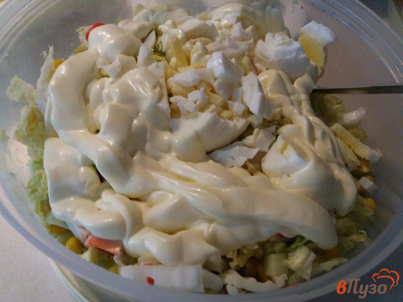 Фото приготовление рецепта: Салат из крабовых палочек с пекинской капустой шаг №7