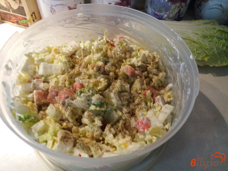 Фото приготовление рецепта: Салат из крабовых палочек с пекинской капустой шаг №8