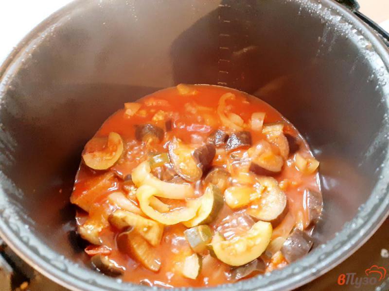 Фото приготовление рецепта: Тушеные цуккини и баклажаны с помидорами шаг №7