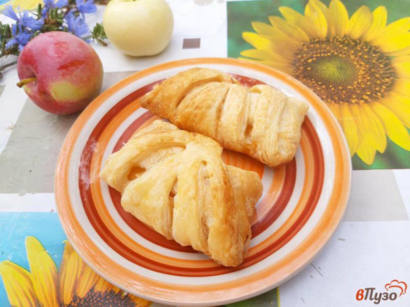 Фото приготовление рецепта: Слоеные пирожки с яблоками шаг №11