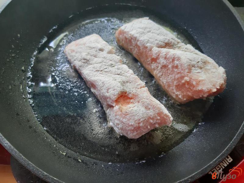 Фото приготовление рецепта: Стейк лосося под сливочным соусом с петрушкой шаг №6