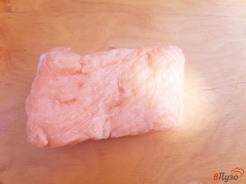 Фото приготовление рецепта: Стейк лосося под сливочным соусом с петрушкой шаг №1