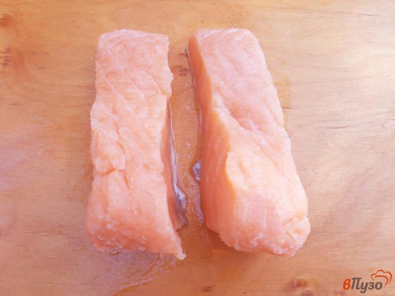 Фото приготовление рецепта: Стейк лосося под сливочным соусом с петрушкой шаг №2