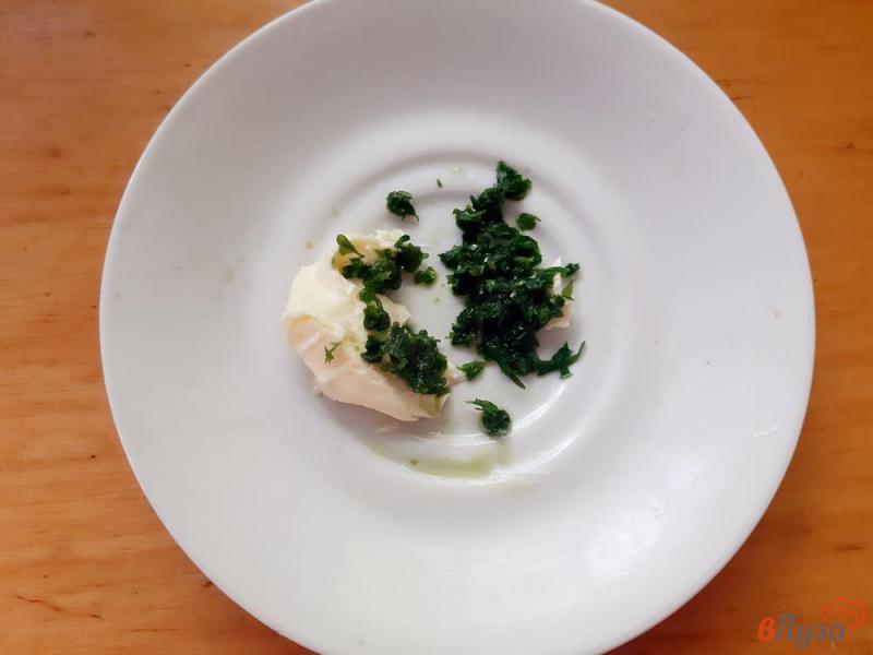 Фото приготовление рецепта: Стейк лосося под сливочным соусом с петрушкой шаг №8