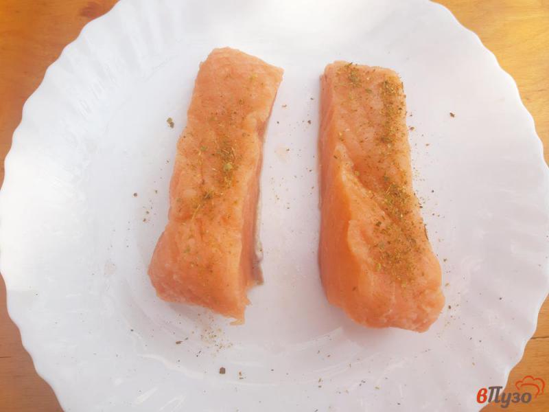 Фото приготовление рецепта: Стейк лосося под сливочным соусом с петрушкой шаг №4