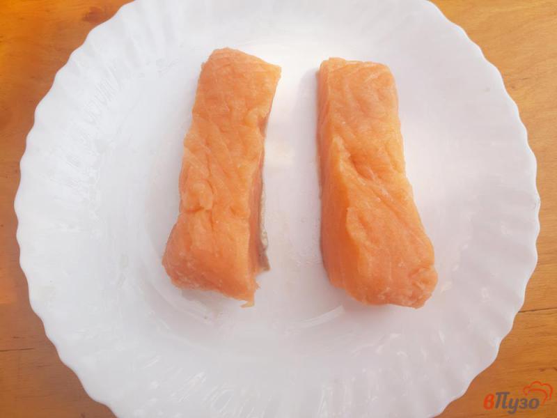 Фото приготовление рецепта: Стейк лосося под сливочным соусом с петрушкой шаг №3