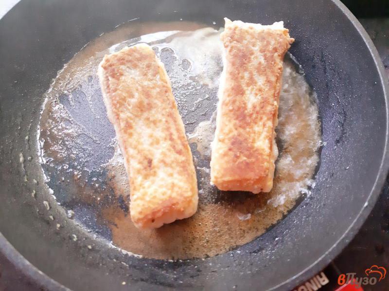 Фото приготовление рецепта: Стейк лосося под сливочным соусом с петрушкой шаг №7