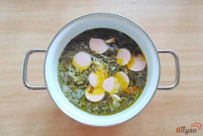 Фото приготовление рецепта: Суп из щавеля с сардельками шаг №5