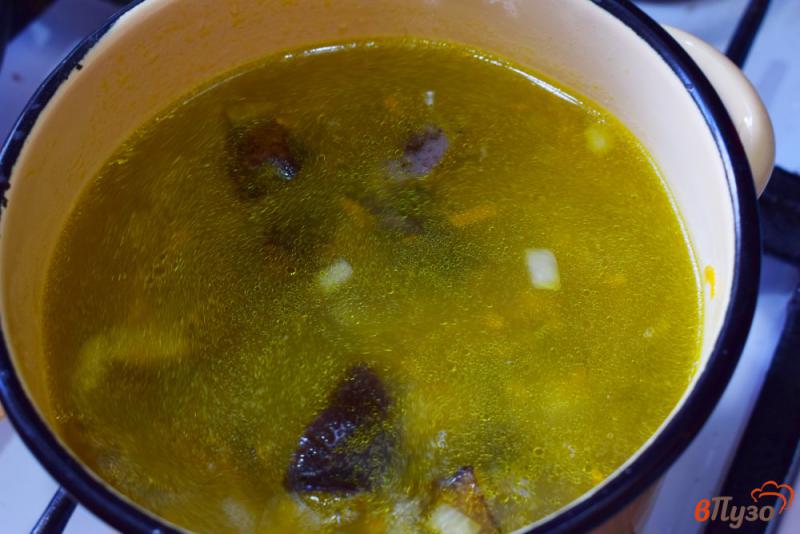 Фото приготовление рецепта: Суп с лесными грибами шаг №6